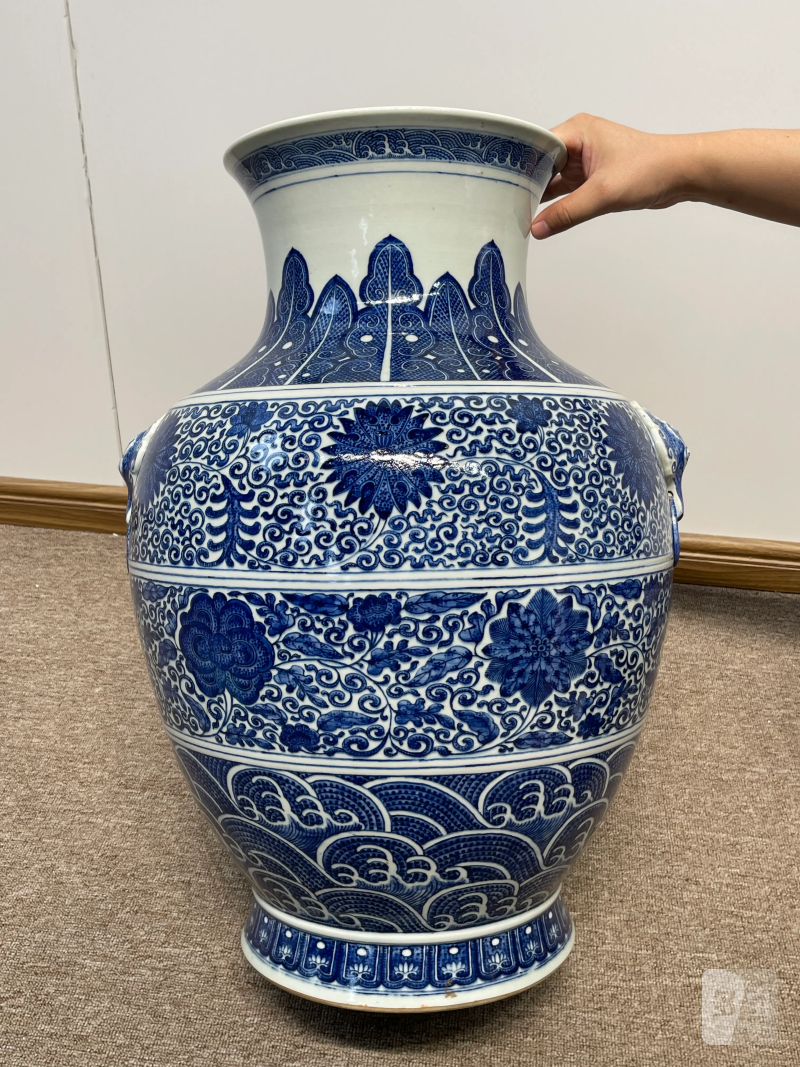 清晚期 仿乾隆青花缠枝莲纹大铺首尊 - 图2